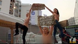 Pikantné fórum v Davose. Krásky ukázali politikom prsia