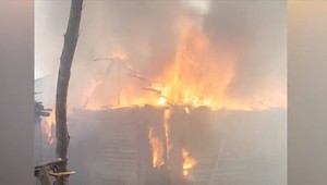 V dedine vypukol obrovský požiar. Rodiny s deťmi prišli o strechu nad hlavou