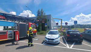 Vo výrobnej hale vypukol požiar. Na mieste zasahovalo viacero hasičov