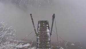 Mladík skočil do priepasti: Stuhne vám krv v žilách, keď to uvidíte