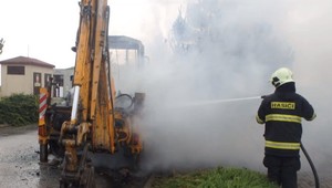 Blesk zasiahol bager. Ten v okamihu vzplanul