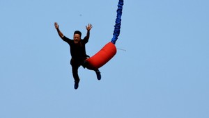 Skočil z výšky 92 metrov: Pretrhlo sa s ním bungee jumping lano