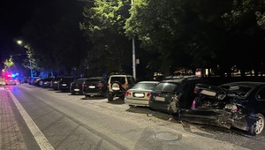 Ďalšia nehoda kvôli alkoholu za volantom: Opitá vodička poškodila viacero áut