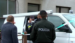 Na vlastnú mamu vytiahol nôž a podrezal jej hrdlo, tvrdia susedia