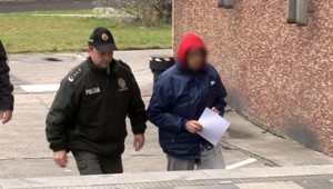 Kamaráta brutálne zbil a bodol nožom. Dôvodom bolo pivo