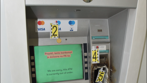 Polícia pátra po maskovaných zločincoch. Z bankomatu ukradli vyše 18-tisíc eur