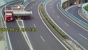 Poľský kamionista prechádzal po diaľnici v protismere. Keď si to uvedomil, začal sa v zákrute otáčať