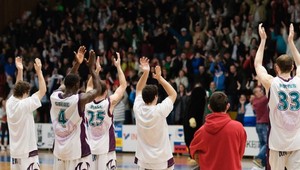 Do semifinále vykročili lepšie Komárno s Prievidzou