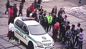 ZÁZNAM. Hádky v Plaveckom Štvrtku prešli na útok na policajtov!
