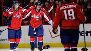 Hetrik Ovečkina, čiapky na ľade pri triumfe Washingtonu