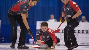 Zázračný trik v curlingu. Nielen súperovi spadla sánka