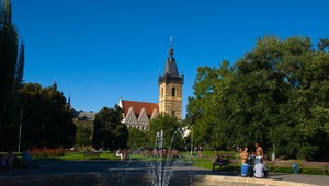 Cudzinka sa v Prahe vyzliekla a skočila do fontány