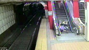 Žena na vozíčku riskovala. Na eskalátore sa prevrátila...