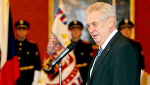Český prezident Miloš Zeman skončil v nemocnici. Museli ho operovať