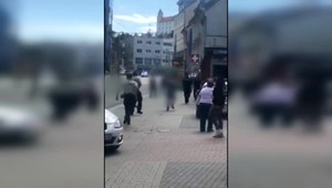 Prípad streľby na Obchodnej ulici, kedy polícia pri zákroku omylom zranila študentku, uzavreli. Toto je výsledok