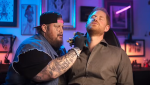 Nachytali ho?! Princ Harry s týmto tetovaním na KRKU proti jeho vôli!