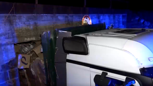 Ani von, ani dnu: Ťahač kamióna prešiel, no náves sa zasekol