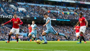 Sergio Agüero rozhodol manchesterské derby touto strelou!