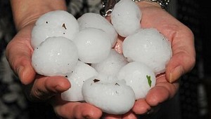 Rakúskom sa prehnala smršť. Padali krúpy vo veľkosti slepačích vajec