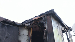 Nočný požiar pripravil 14 ľudí o strechu nad hlavou. Príčinou bol skrat