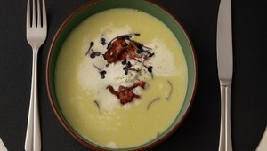 Hráškovo-mätový krém s bryndzovou espumou a slaninovým čipsom