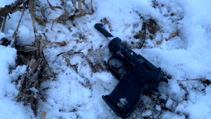 Strach naháňajúci nález na prechádzke s rodinou. Na poľnej ceste ležala pohodená zbraň