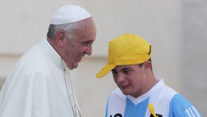 Pápež František povozil v papamobile chorého chlapca