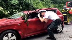 Žena dostala šmyk, spolu s tromi deťmi v aute sa prevrátila na strechu