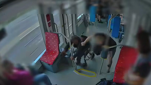 Agresívny vozičkár zaútočil na cestujúcu v električke: Policajt v civile zabránil najhoršiemu