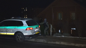 Útočník z gymnázia bol miesto väzby doma. Dohliadala naňho polícia