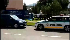 Na rušnej ulici ležal pre paneláku mŕtvy muž. Ľudia si mysleli, že spí