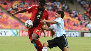 Najmenší profi futbalista planéty. K automatu na kávu potrebuje stoličku!