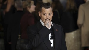Opitý Depp sa na červenom koberci tackal