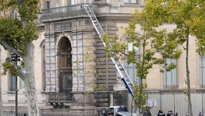 Veľká lúpež v Louvri. Polícia zadržala ďalších podozrivých z krádeže šperkov