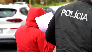 Žena podozrivá z pokusu o vraždu svojho druha si vymyslela, že opitý spadol na nôž v jej ruke