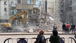 Pri zrútení bytovky zahynulo najmenej osem ľudí