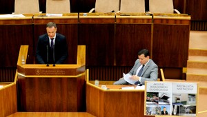 Stravovanie aj cétéčko. Parlament odvolával Čisláka, ministruje ďalej