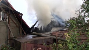 Majiteľ domu chcel ohňom zničiť osie hniezdo. Nechtiac sa mu podarilo zapáliť aj  strechu