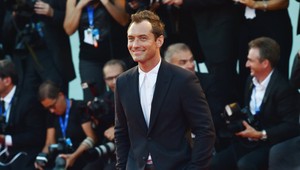 Stále stojí za hriech: Jude Law na pláži len v kratučkých bielych plavkách!