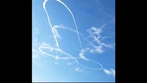 Bojový pilot sa odviazal. Na oblohe kreslil obscénnosti