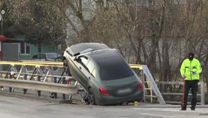 Auto zaparkoval na zvodidlách, potom ušiel. Polícia pátra po vinníkovi