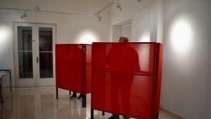 Niektoré volebné miestosti uzatvoria neskôr, moratórium sa preto vo viacerých krajoch predlžuje