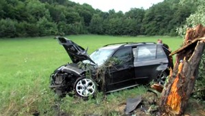 Desivá nehoda pri Humennom: Auto letelo desiatky metrov, zastavila ho jabloň