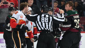 Bitka ako za starých čias! Rukavice zhodili aj obaja brankári!!