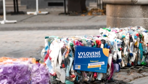 Vyzbierali už 1200 ton odpadu zo slovenských riek. Vystavili ho v známych fontánach, kde paradoxne ľuďom vadí viac, ako v prírode