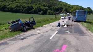 Auto s dvoma rôznymi ŠPZ vošlo do cesty autobusu. Vodič zrážke nedokázal zabrániť