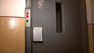 Bezmocnosť a strach. Žena ostala zaseknutá vo výťahu, navyše sa plnil dymom