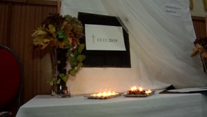 Záchranárov vystriedali psychológovia. V Kolíňanoch a Jelenci oplakávajú obete tragickej nehody