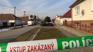 Z veľmi závažného zločinu je obvinená žena z Komárna. Tú priviedli pod prísnym dozorom