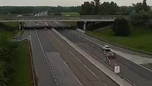 Autentické video z nehody na D1: Vodič vletel do dopravného značenia